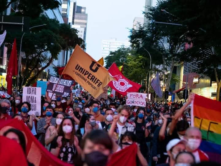 Manifestação popular ocupando uma rua da cidade