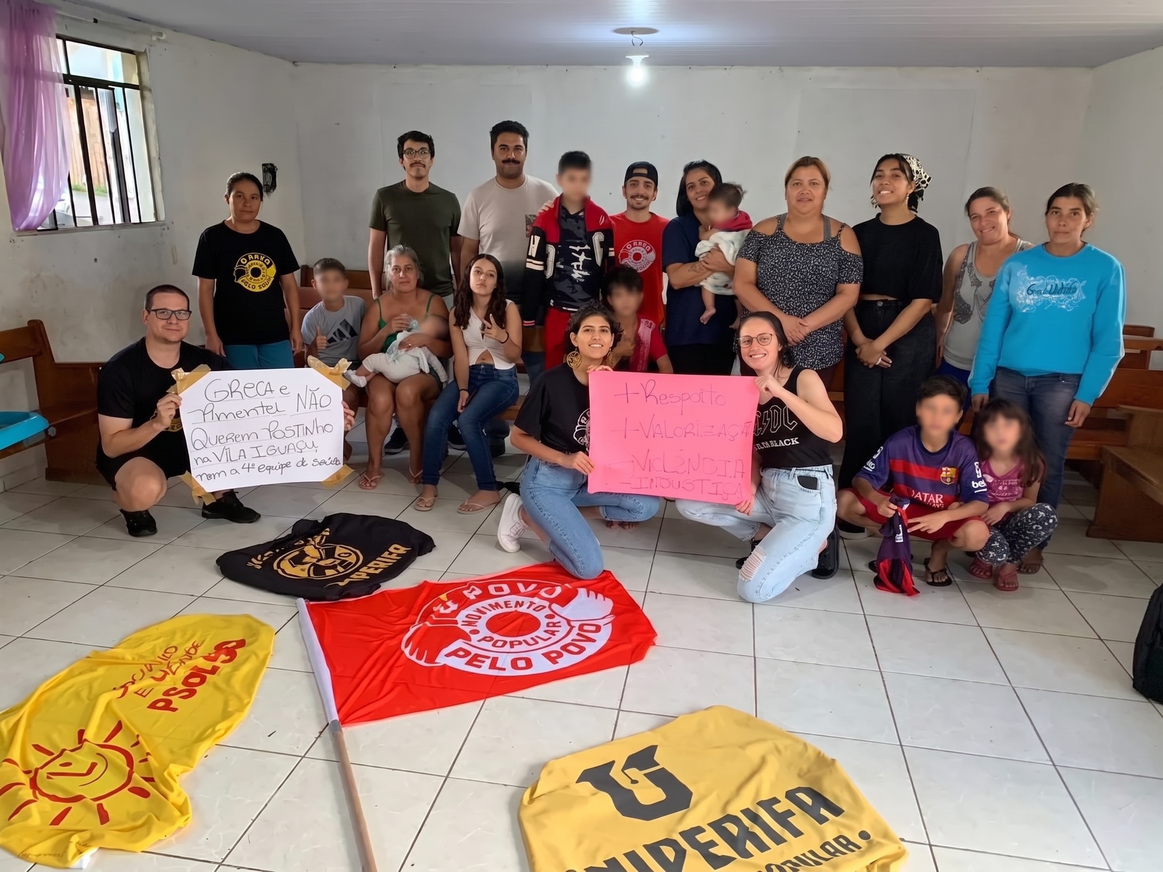 Atividade comunitária com moradores reunidos e rostos de crianças protegidos