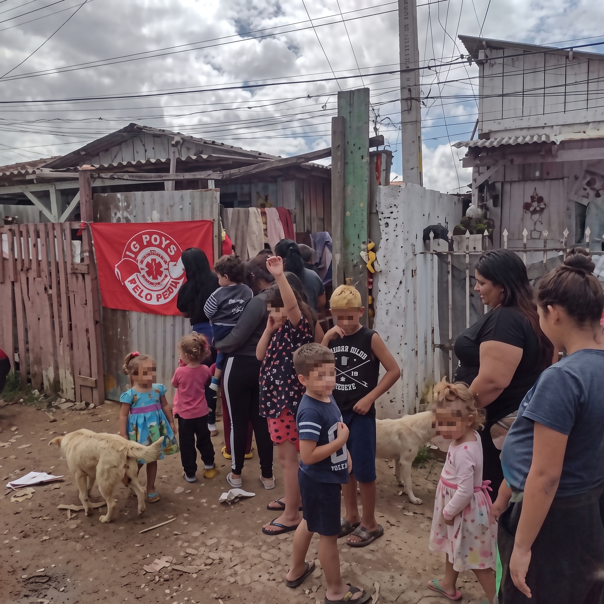 Atividade comunitária em uma área residencial, com os rostos das crianças protegidos
